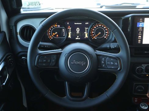 Used 2025 Jeep Gladiator Sport image 12