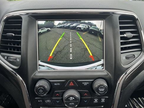 Used 2018 Jeep Grand Cherokee Altitude AWD/4WD image 19