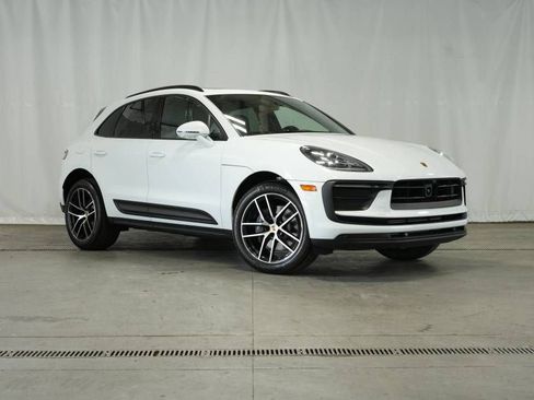 Certified 2025 Porsche Macan AWD/4WD image 9