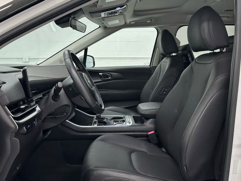 Used 2025 Kia Carnival SX FWD image 11