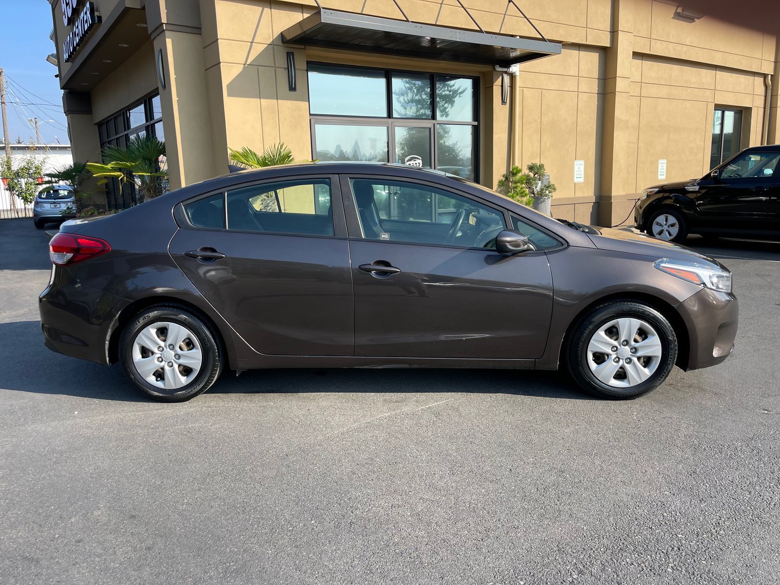 Used 2017 Kia Forte LX FWD image 3
