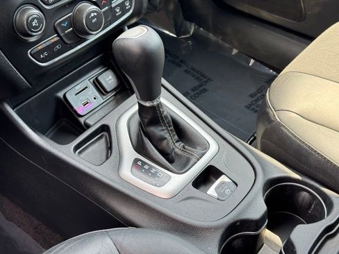 Used 2018 Jeep Cherokee Latitude Plus image 21