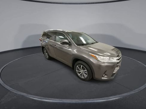 Used 2017 Toyota Highlander XLE AWD/4WD image 2