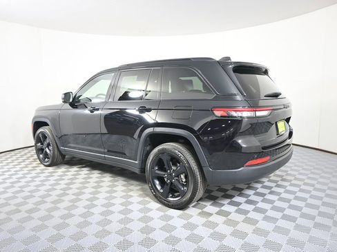 Used 2023 Jeep Grand Cherokee Altitude AWD/4WD image 4