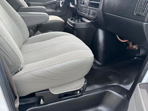 Used 2017 GMC Savana 2500 RWD image 17