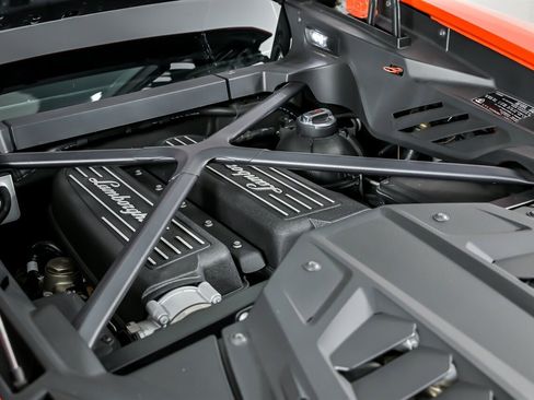 Used 2021 Lamborghini Huracan EVO image 16