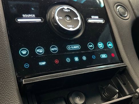 Used 2018 Ford Taurus Limited image 15