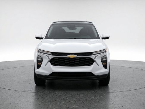 Used 2025 Chevrolet TrailBlazer LT FWD image 2
