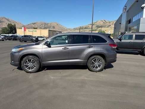 Used 2019 Toyota Highlander XLE AWD/4WD image 2