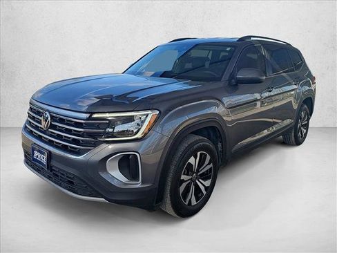 Used 2024 Volkswagen Atlas SE image 2