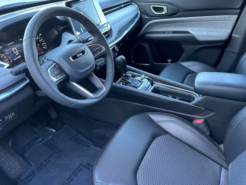 Used 2025 Jeep Compass Latitude image 11