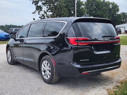 Used 2024 Chrysler Pacifica Touring-L AWD/4WD image 4