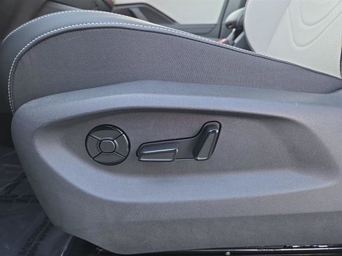 New 2025 Volkswagen Tiguan SE image 17