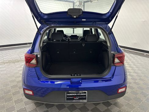 Used 2025 Hyundai Venue Limited image 18
