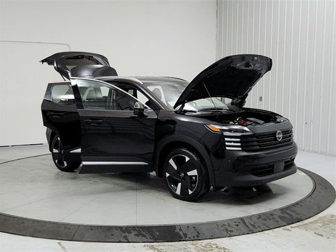 New 2025 Nissan Kicks SR image 9