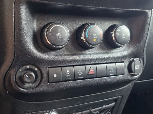 Used 2017 Jeep Wrangler Unlimited Sahara w/ Connectivity Group AWD/4WD image 40