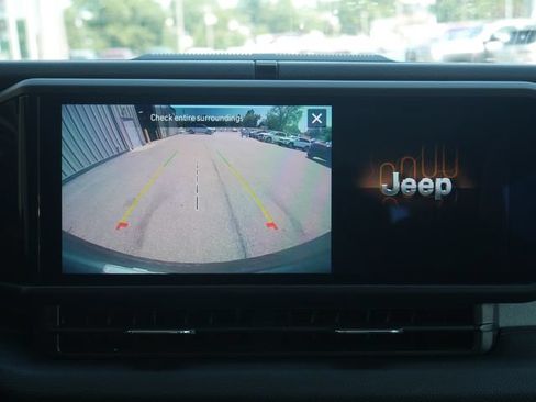 Used 2025 Jeep Wrangler Sport AWD/4WD image 4