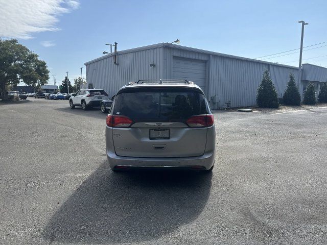 Used 2018 Chrysler Pacifica Touring-L FWD image 6