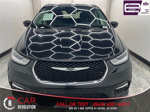 Used 2023 Chrysler Pacifica Touring-L FWD image 3