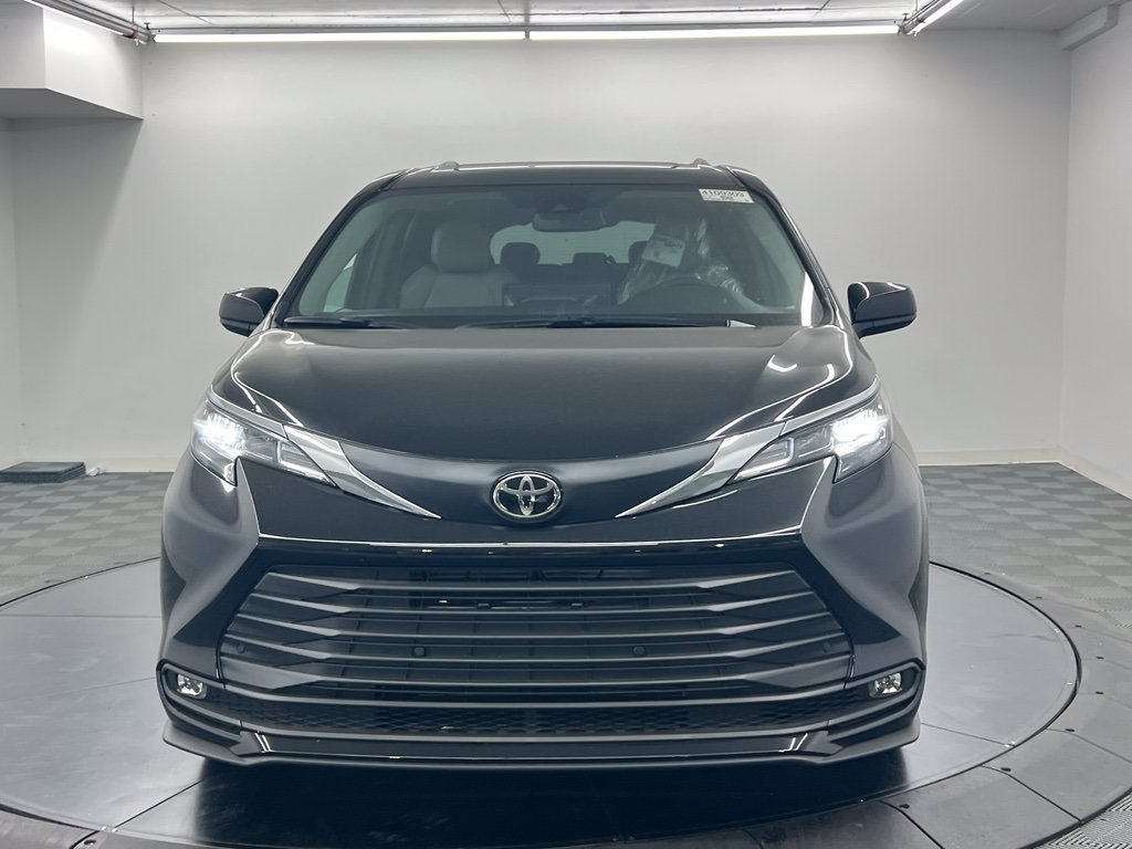 Used 2026 Toyota Sienna XLE FWD image 6