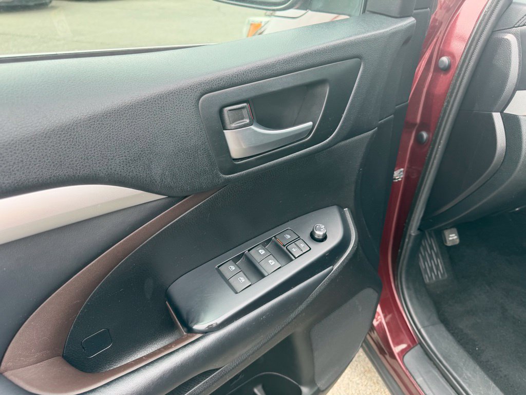 Used 2019 Toyota Highlander XLE FWD image 15