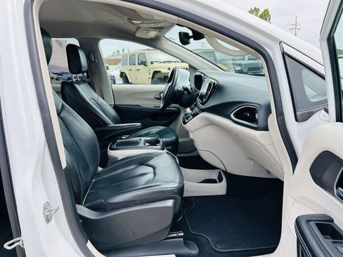 Used 2022 Chrysler Pacifica Touring-L FWD image 33