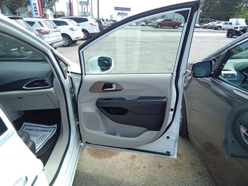 Used 2017 Chrysler Pacifica Touring-L image 7