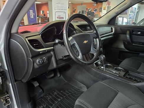 Used 2015 Chevrolet Traverse LT w/ Style and Technology Package FWD image 8