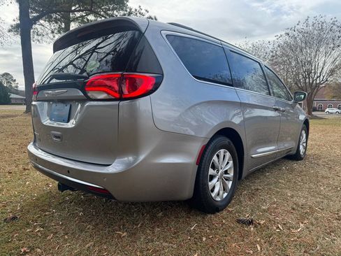 Used 2017 Chrysler Pacifica Touring-L image 7