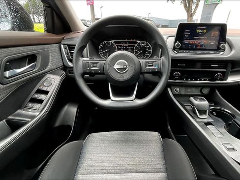 Used 2023 Nissan Rogue SV image 5