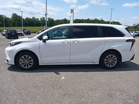 Used 2025 Toyota Sienna LE FWD image 6