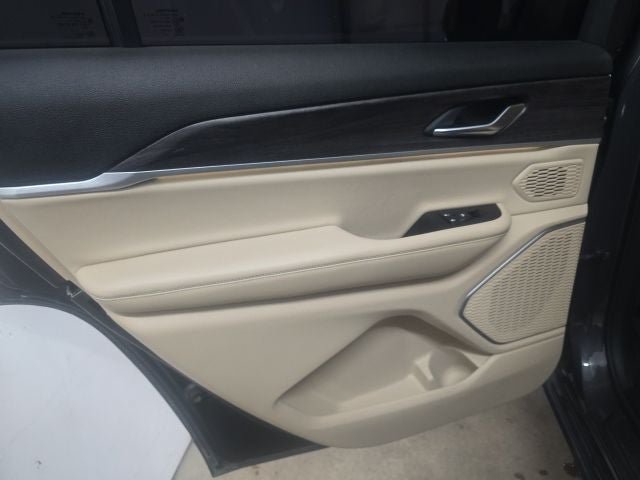 Used 2021 Jeep Grand Cherokee L Limited AWD/4WD image 15