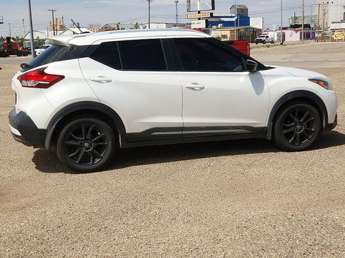 Used 2020 Nissan Kicks SR w/ SR Premium Package FWD image 3