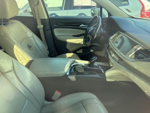 Used 2018 Buick Enclave Essence image 11