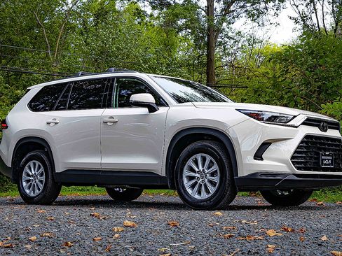 Used 2024 Toyota Grand Highlander AWD image 18