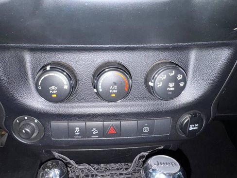 Used 2014 Jeep Wrangler Unlimited Sahara w/ Connectivity Group AWD/4WD image 26