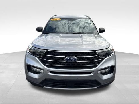 Used 2020 Ford Explorer XLT w/ Equipment Group 202A AWD/4WD image 2