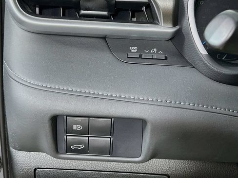 Used 2021 Toyota Highlander XLE AWD/4WD image 9
