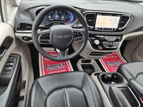 Used 2024 Chrysler Pacifica Limited image 11