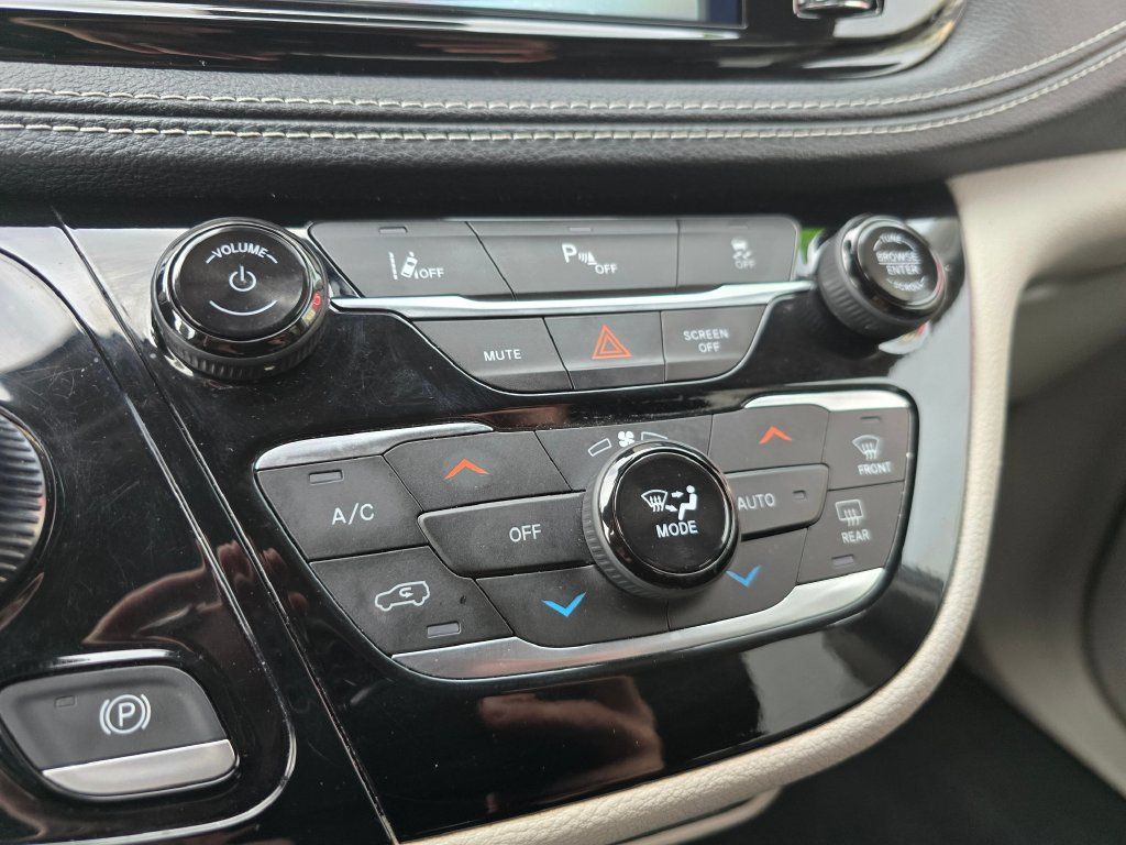 Used 2023 Chrysler Pacifica Touring-L FWD image 28