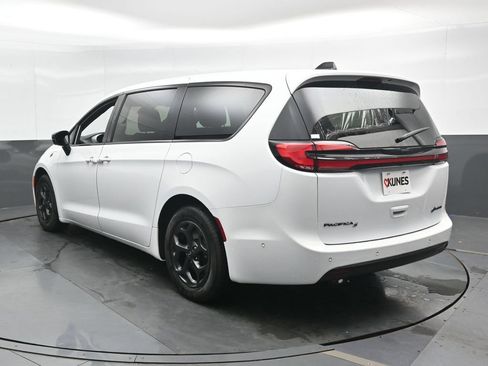 Used 2024 Chrysler Pacifica Limited FWD image 9