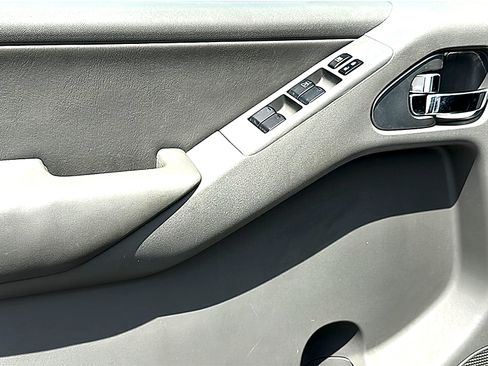 Used 2010 Nissan Frontier LE w/ LE Value Truck Pkg RWD image 16