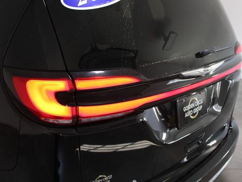 Used 2024 Chrysler Pacifica Touring-L image 54