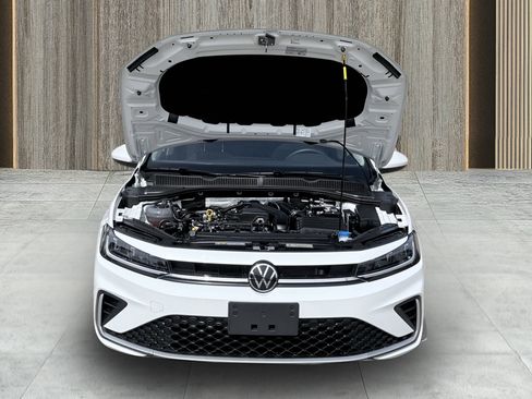 Used 2025 Volkswagen Jetta SE FWD image 17