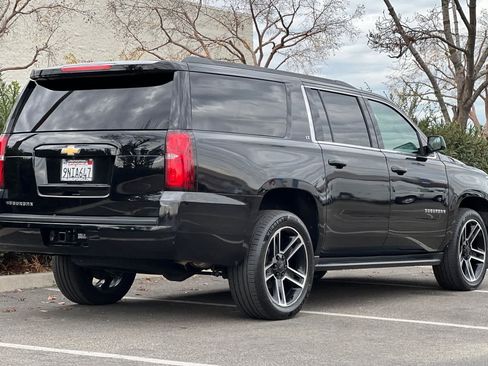 Used 2018 Chevrolet Suburban LT image 2