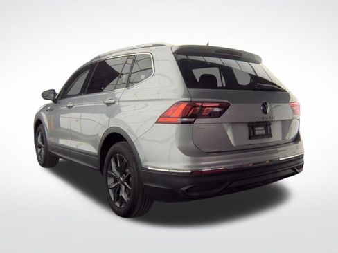 Used 2023 Volkswagen Tiguan SE w/ Panoramic Sunroof Package FWD image 5