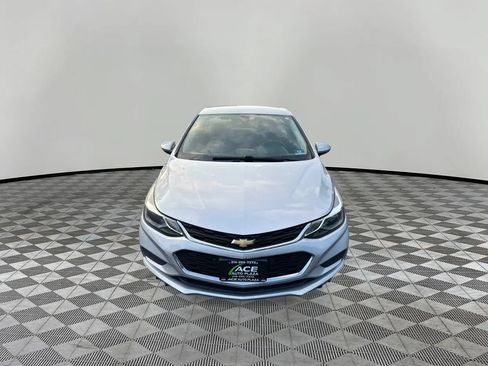 Used 2017 Chevrolet Cruze LT FWD image 3