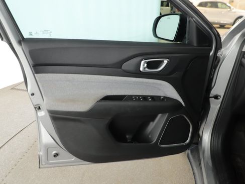 Used 2022 Jeep Compass Latitude FWD image 8