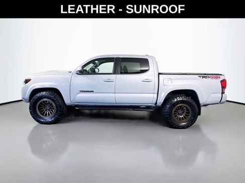 Used 2018 Toyota Tacoma TRD Sport AWD/4WD image 9