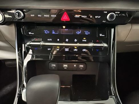 Used 2024 Kia Carnival EX FWD image 23
